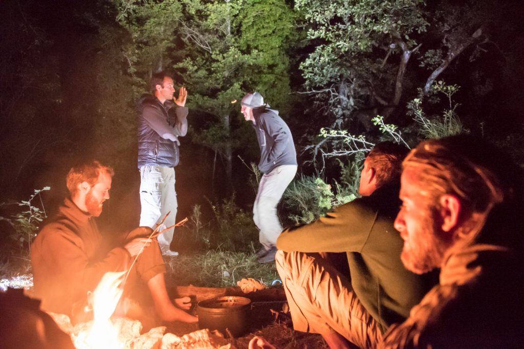 échange autour du feu vie sauvage et vagabondage